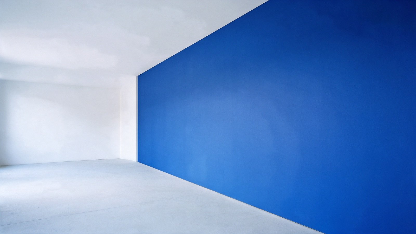 El mismo muro terminado y pintado de azul