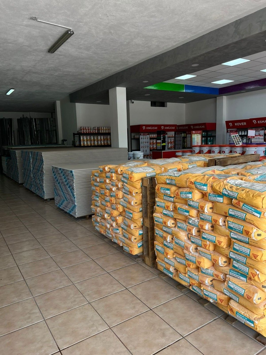 Pasillo de BAESA con tablaroca, perfiles y pintura en existencia